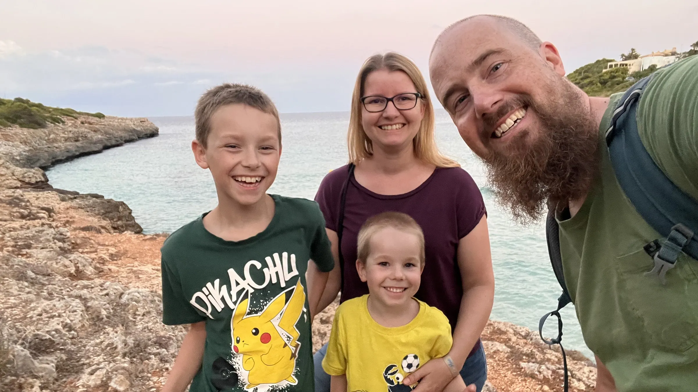 Christian mit Familie an der Küste