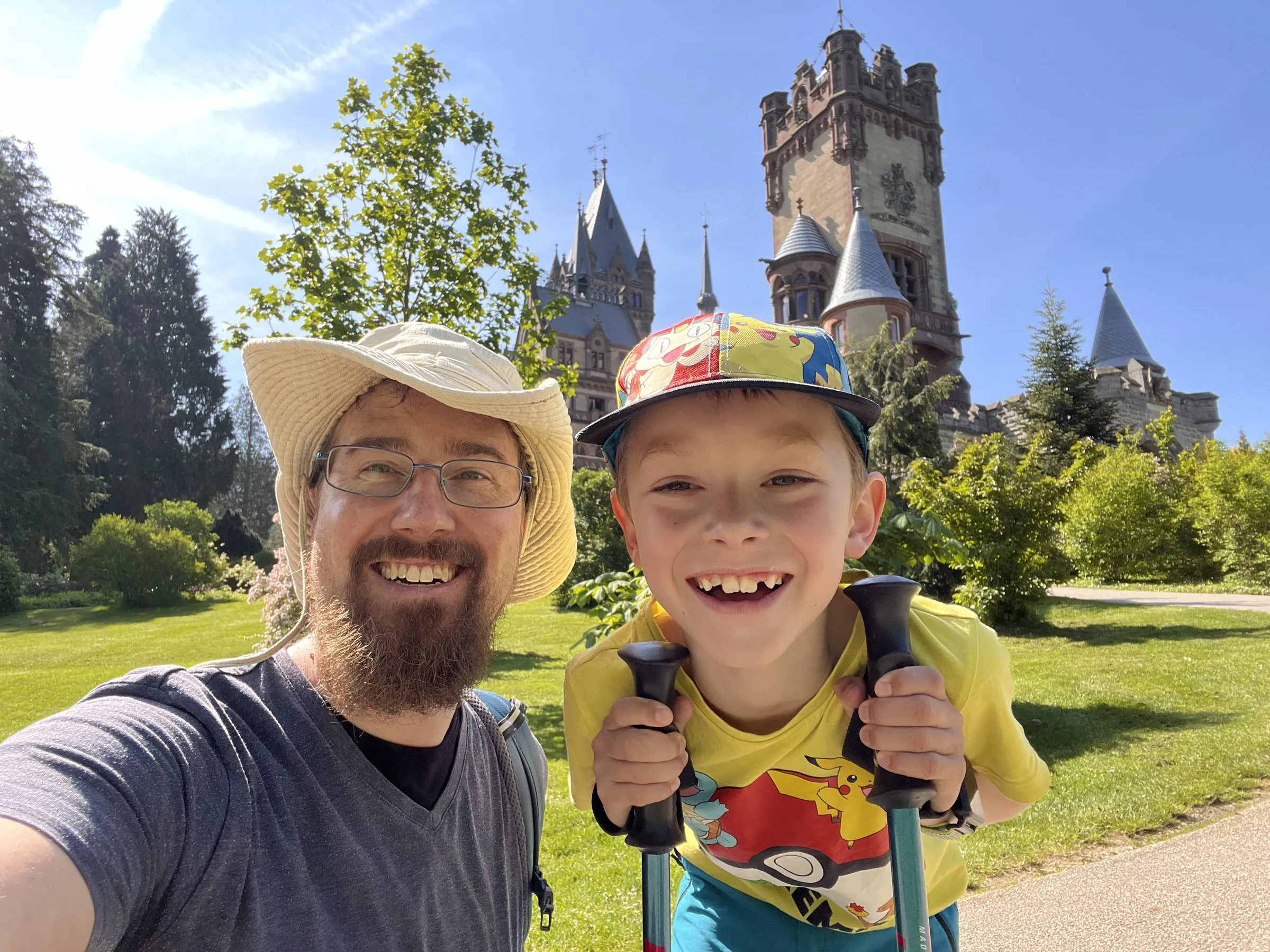 Christian mit Sohn vor Schloss Drachenburg
